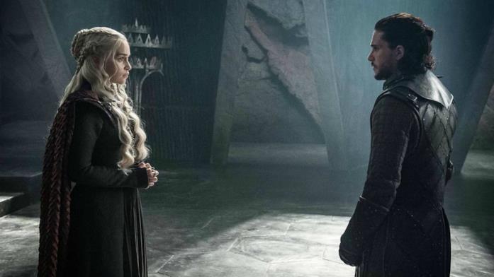 Chiome a confronto in Game of Thrones Emilia Clarke e Kit Harrington sul set di Game of Thrones