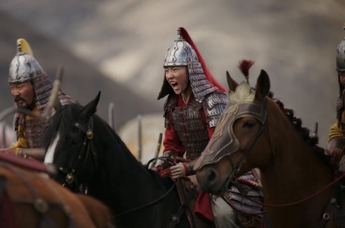 Liu Yifei in una scena del film Mulan