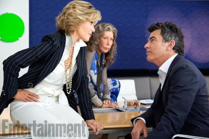 Grace & Frankie Grace seduta sul tavolo mentre fronteggia la sfacciataggine di Nick