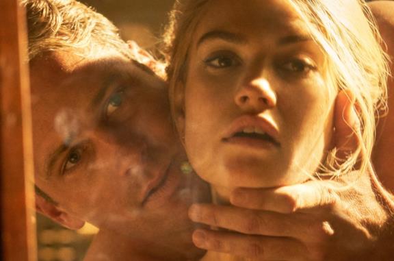 Armie Hammer e Lily James nel poster di Rebecca di Netflix