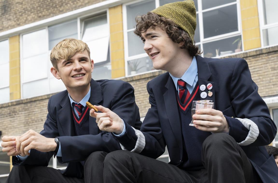 Otto Farrant e Brenock O'Connor in una scena della serie Alex Rider