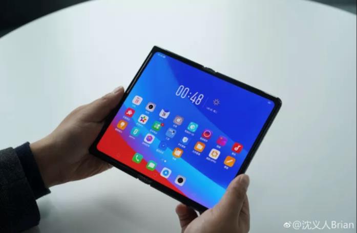 Oppo ha mostrato su Weibo il suo smartphone pieghevole Il prototipo dello smartphone pieghevole di Oppo