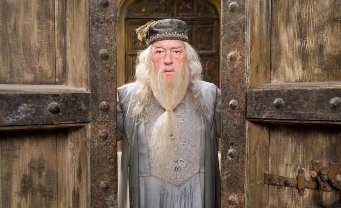 Micheal Gambon, nei panni di Silente, si appresta a chiudere i portoni d'ingresso di Hogwarts