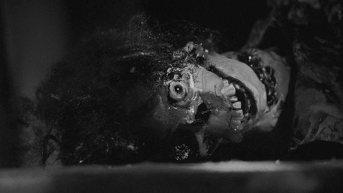 La notte dei morti viventi (1968) Uno scheletro di donna divorato abbandonato a terra