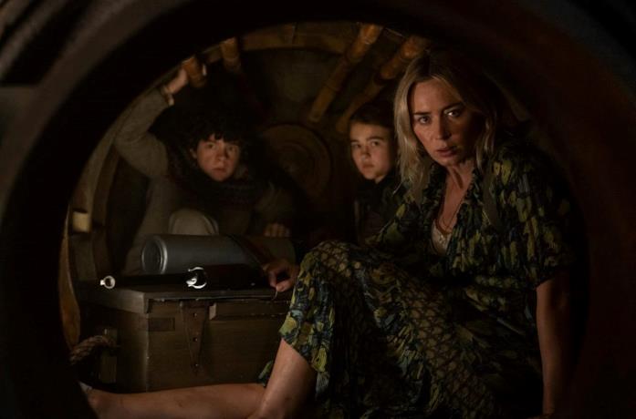 A Quiet Place II, lo spot per il Super Bowl 2020 Emily Blunt, Noah Jupe e Millicent Simmonds in una scena di A Quiet Place II