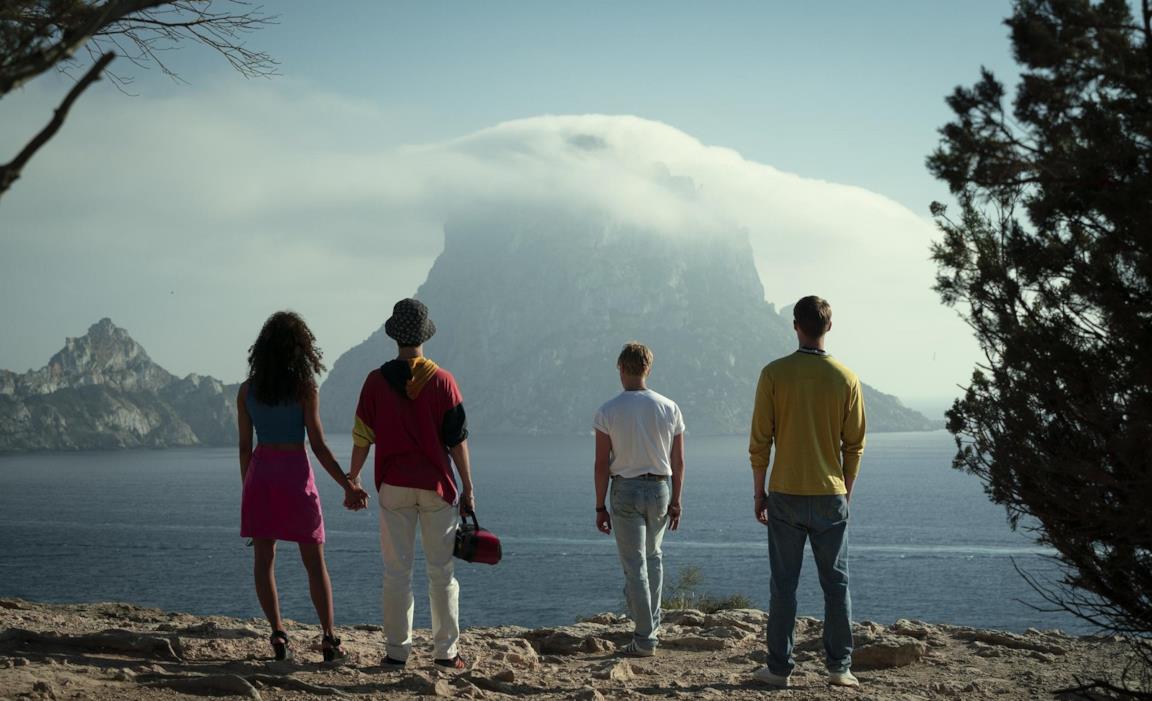 Il cast in una delle location suggestive della serie Netflix White Lines