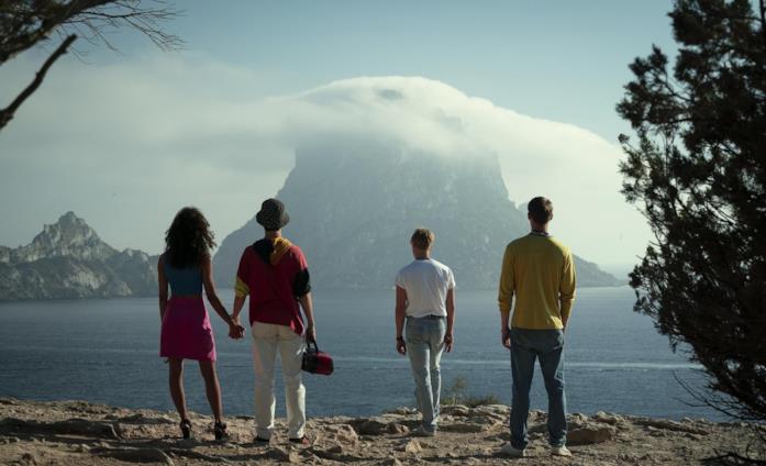Il cast in una delle location suggestive della serie Netflix White Lines