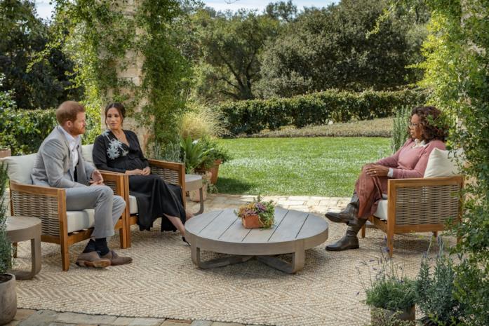 Harry e Meghan intervistati da Oprah Winfrey Harry, Meghan (sinistra) e Oprah Winfrey (destra)