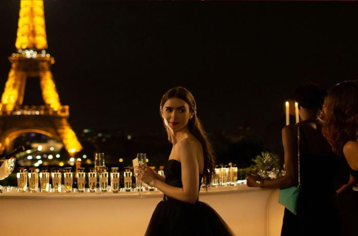 Emily in Paris, una scena della serie