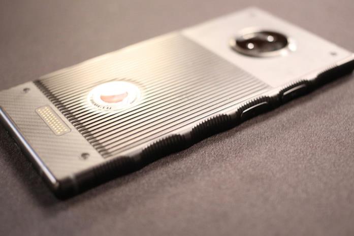 La scocca in alluminio e i bordi di Red Hydrogen One Dettagli della scocca in alluminio e dei bordi di Red Hydrogen One