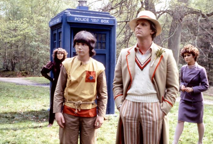 Quinto Dottore e compagni Peter Davison nel ruolo del Dottore di fronte al TARDIS