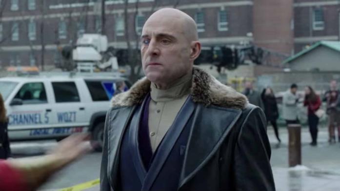 L'odio corrode l'animo di Sivana, che viene rifiutato dal mago Shazam per la sua malvagità Mezzobusto di Mark Strong nei panni del Dr. Sivana