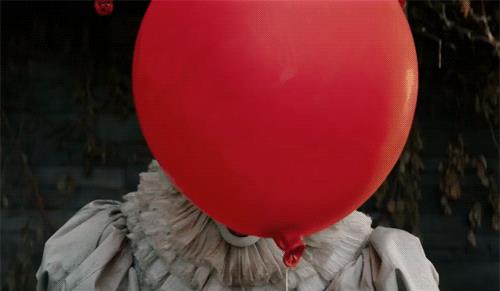 Pennywise Un primo piano di Pennywise sotto il palloncino