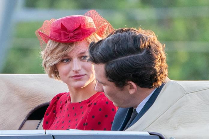Carlo e Diana in The Crown Una scena di The Crown con Carlo e Diana