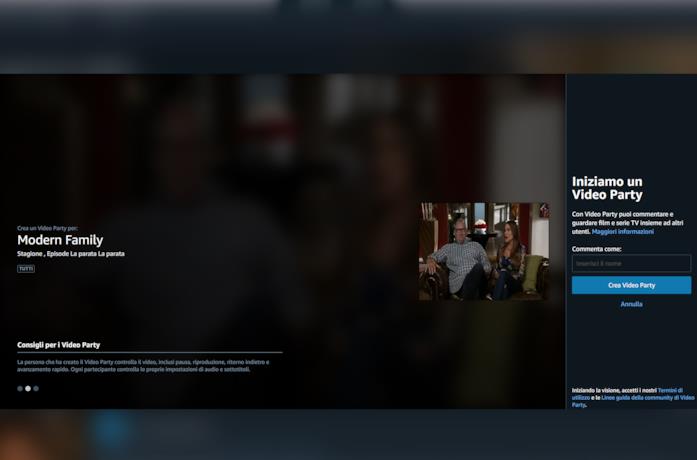 Una persona controlla Amazon Prime Video, utilizzando un telecomando