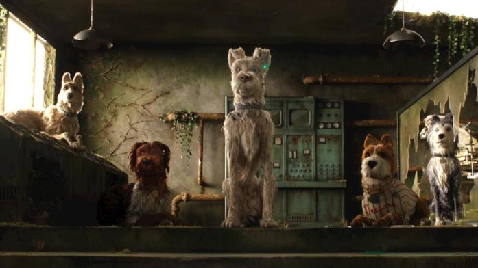 Una scena tratta dal film L'isola dei cani, uscito nel 2018 Alcuni cani, all'interno di una logora strttura, stanno guardando in una direzione