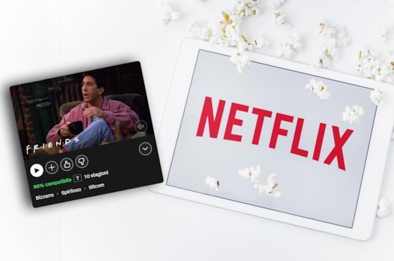 A sinistra la scheda di Friends su Netflix, a destra il logo di Netflix sullo schermo di un iPad