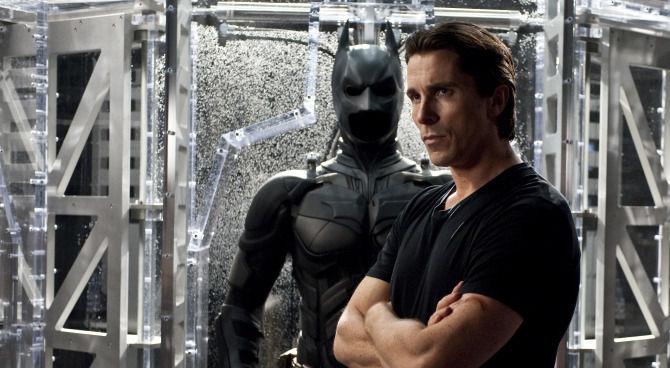 Christian Bale ne Il cavaliere oscuro Bruce Wayne (Christian Bale) in una scena de Il cavaliere oscuro di Christopher Nolan