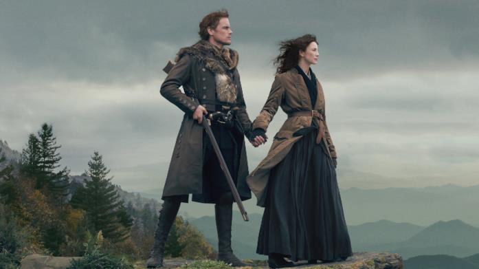 Un'immagine coi protagonisti di Outlander, Caitriona Balfe e Sam Heughan