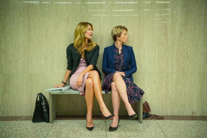 Laura Dern e Scarlett Johansson Laura Dern e Scarlett Johansson siedono su una panchina