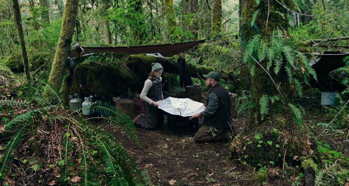 Senza lasciare traccia: la storia vera dietro il film di Debra Granik Thomasin McKenzie e Ben Foster in una scena del film Senza lasciare traccia
