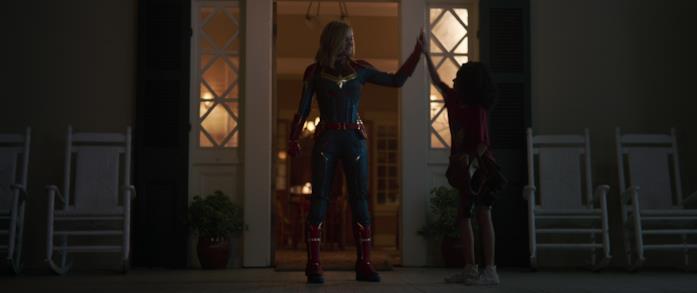 Captain Marvel batte il cinque a una giovanissima Monica Rambeau Brie Larson e Akira Akbar in Captain Marvel