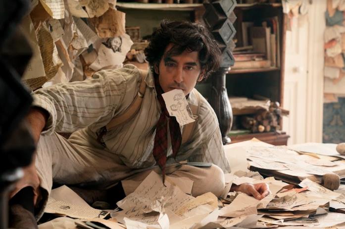 La vita straordinaria di David Copperfield - Dev Patel David Copperfield circondato da appunti