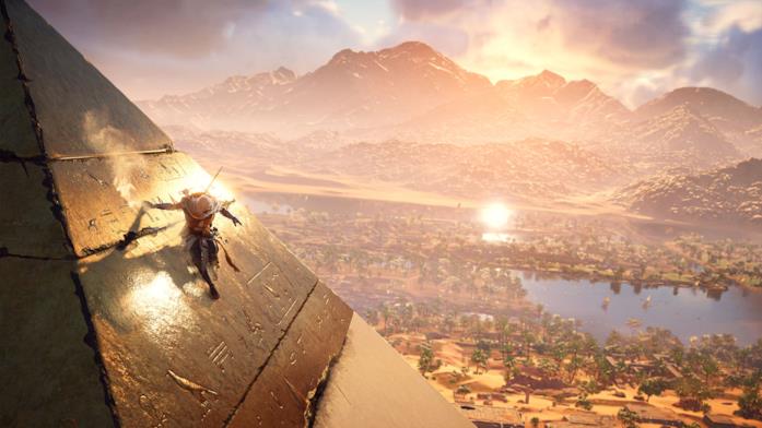 Bayek scala una piramide in Assassin's Creed Origins
