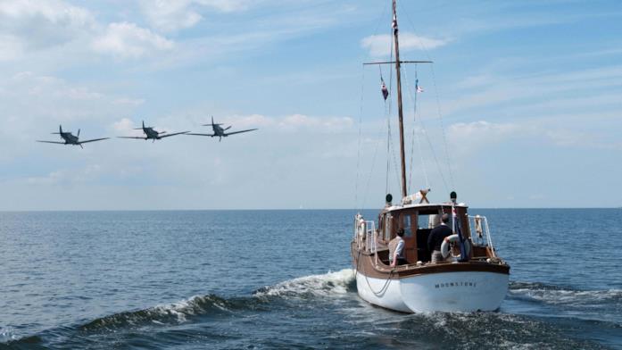 La RAF e un'imbarcazione civile in Dunkirk Tre caccia e un'imbarcazione in mare in Dunkirk