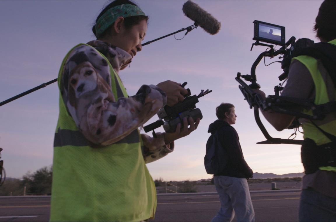Chloé Zhao e Frances McDormand sul set