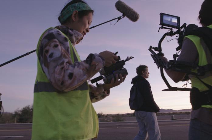 Zhao Zhao sul set di Nomadland all'alba