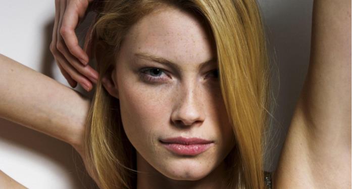 Alyssa Sutherland nel cast di The Mist Alyssa Sutherland in posa