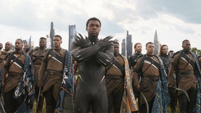 Il saluto wakandiano eseguito da T'Challa T'Challa (Chadwick Boseman) in primo piano, alle sue spalle l'esercito del Wakanda