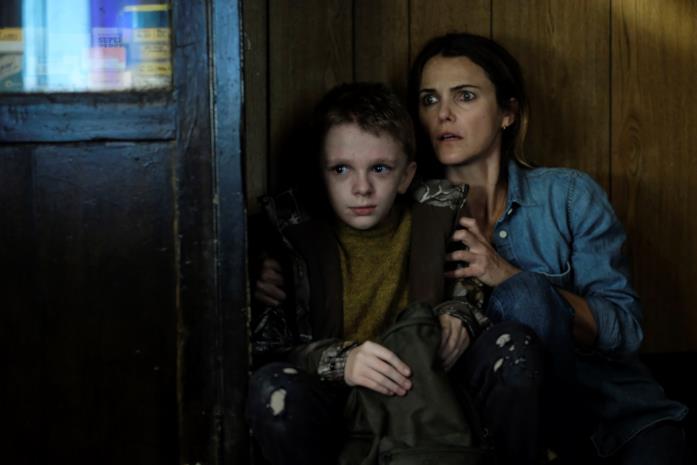 Antlers - Spirito insaziabile: il finale, la spiegazione e il possibile sequel Jeremy T. Thomas e Keri Russell in una scena del film Antlers - Spirito insaziabile
