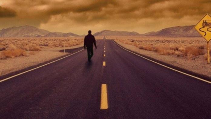Immagine promozionale de L'ombra dello scorpione (1994) Un uomo cammina solo in una strada deserta in un'immagine promozionale de L'ombra dello scorpione (1994)