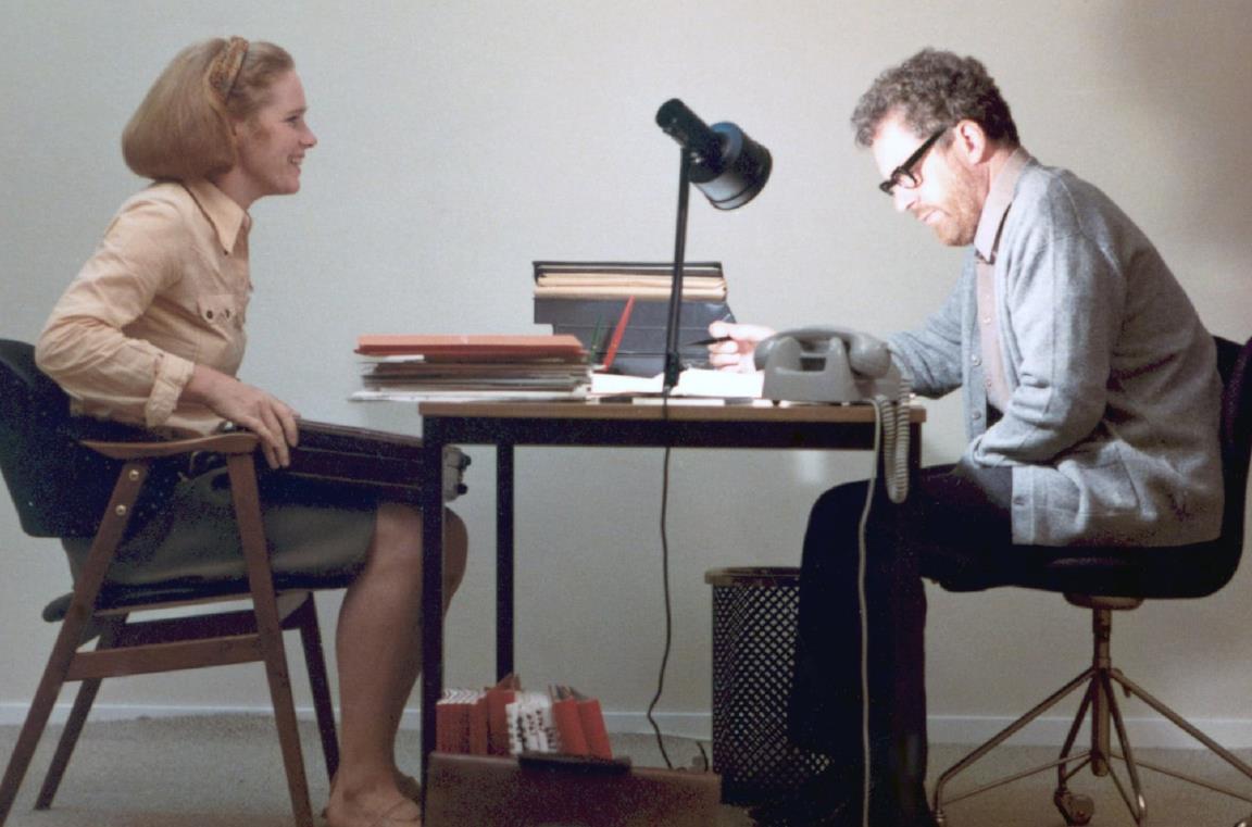 I protagonisti in una scena di Scene da un matrimonio (1974)