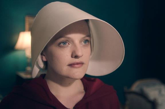 Elisabeth Moss in una scena di The Handmaid's Tale