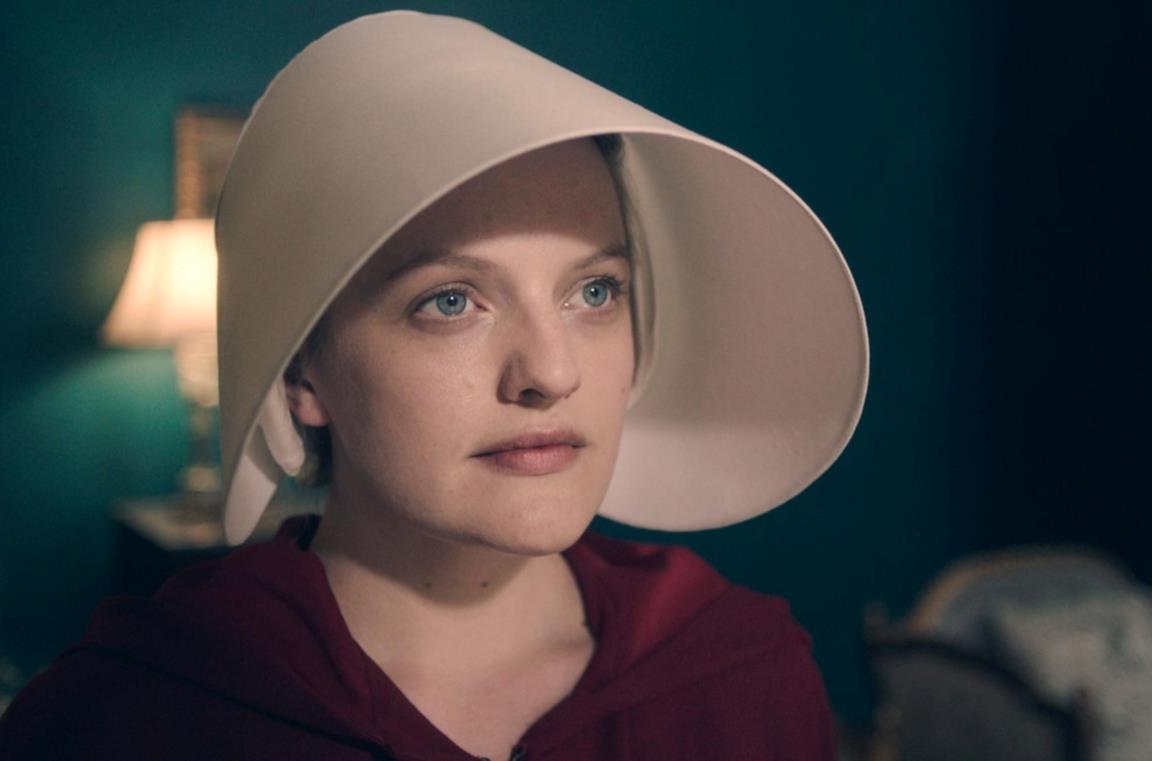 Elisabeth Moss in una scena di The Handmaid's Tale