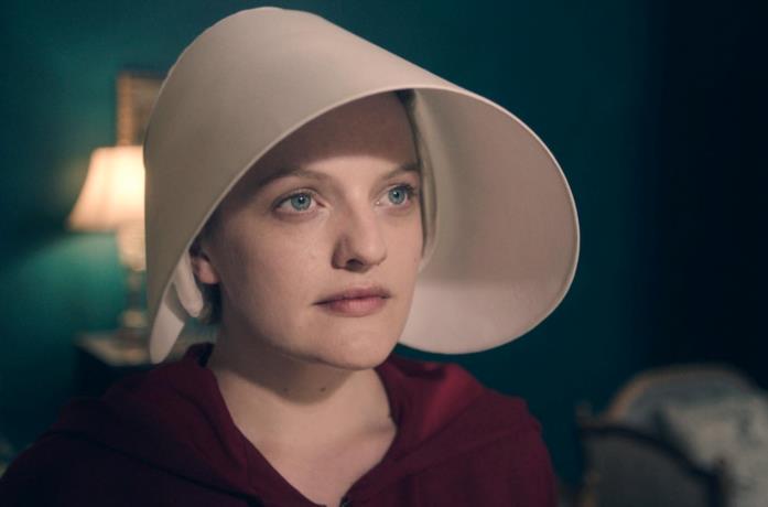 Elisabeth Moss in una scena di The Handmaid's Tale