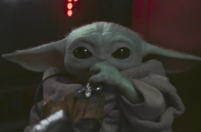 Baby Yoda in The Mandalorian Il Bambino stringe in mano un oggetto