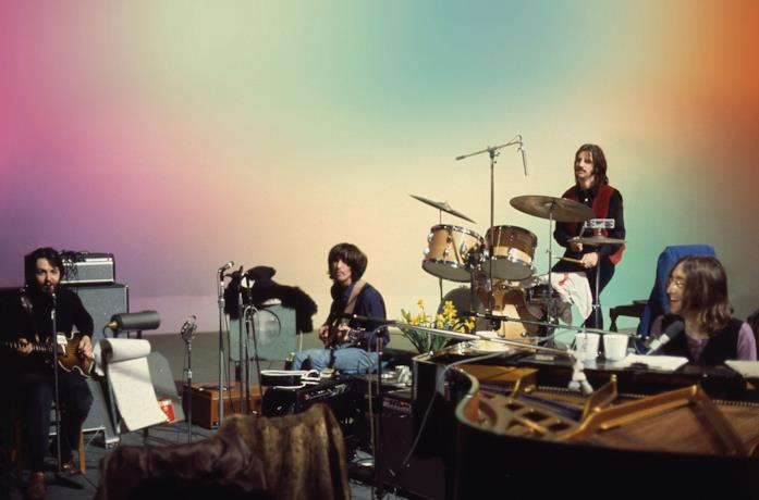 Una scena tratta dal primo filmato dedicato al documentario The Beatles: Get Back I Beatles durante un'esibizione