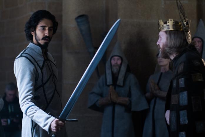 Sir Gawain e il Cavaliere Verde, 10 buoni motivi per non perdere il fantasy di David Lowery Dev Patel e Sean Harris in una scena di Sir Gawain e il Cavaliere Verde