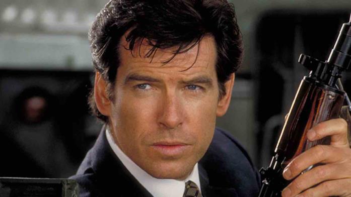 James Bond - Pierce Brosnan Pierce Brosnan impugna un fucile