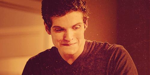 Daniel Sharman Daniel Sharman sorride