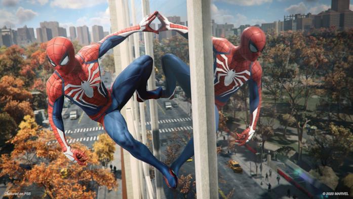 Marvel's Spider-Man Remastered, dal 12 novembre 2020 su PlayStation 5 Spider-Man guarda New York dall'alto in uno screen di Marvel's Spider-Man Remastered per PlayStation 5
