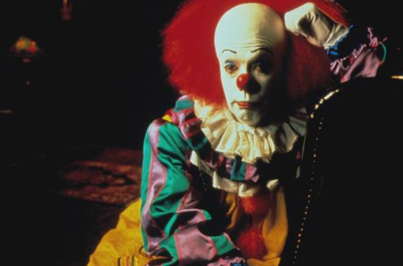 Il clown Pennywise interpretato da Tim Curry