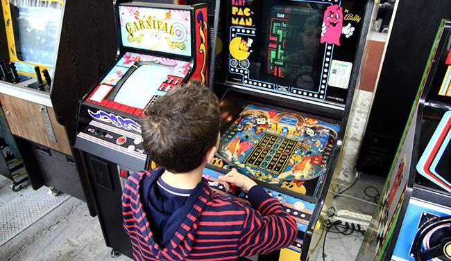 Bambino gioca a un cabinato al Nerd Show di Bologna