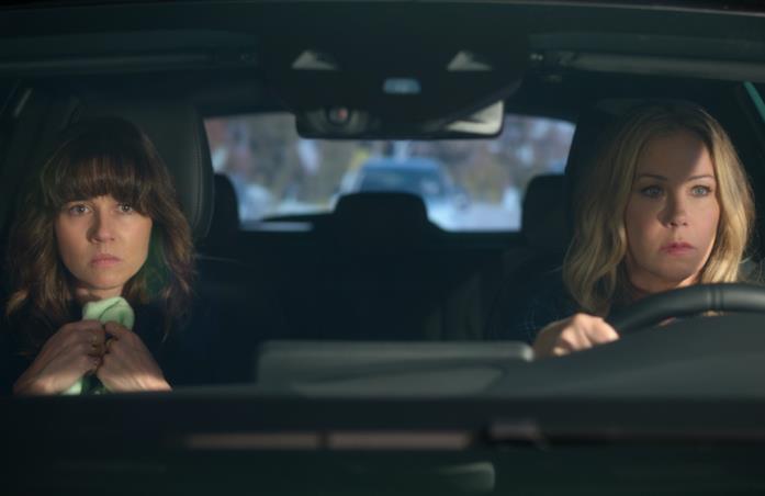 Judy e Jen in una scena di Dead To Me 2 Le due protagoniste in una scena dal finale di Dead To Me 2