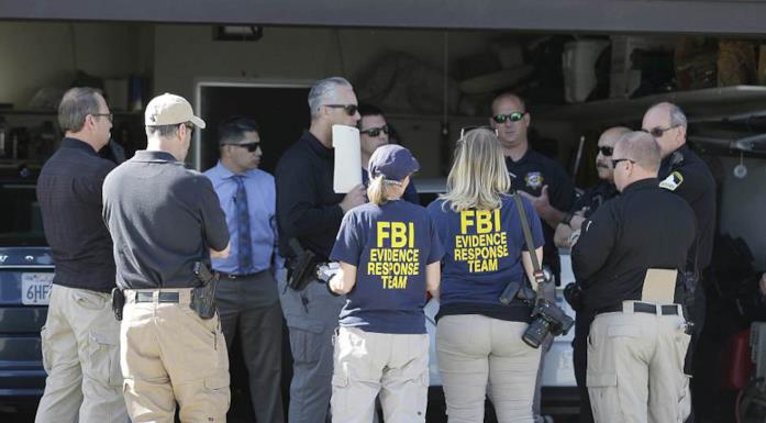 FBI al momento dell'arresto del Golden State Killer Gli agenti dell'FBI al momento dell'arresto del Golden State Killer