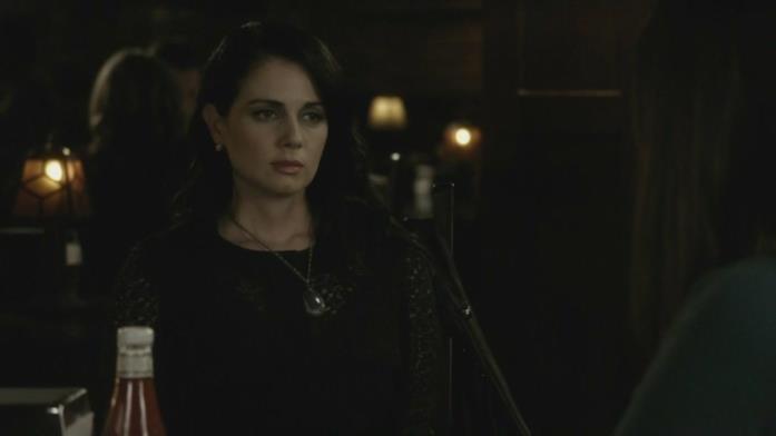 L'attrice Mia Kirshner è Isobel, la madre biologica di Elena Gilbert Mia Kirshner in una scena della seconda stagione di The Vampire Diaries